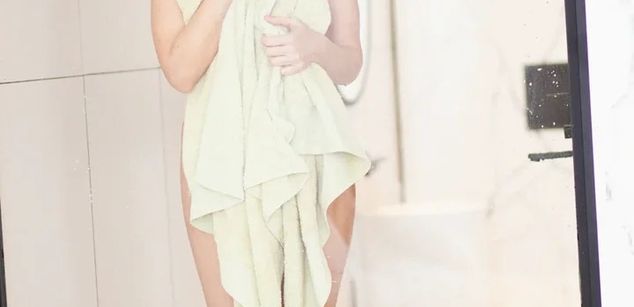 Model - WifeAlone paintedtoes