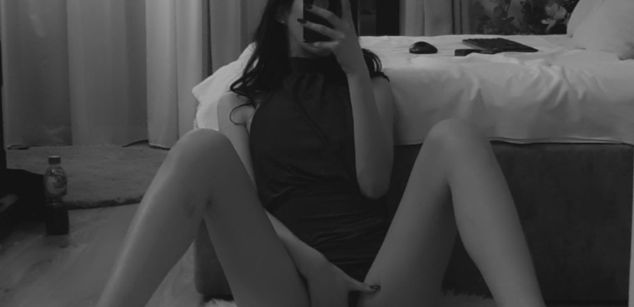 Model - AmeliaJune boobs