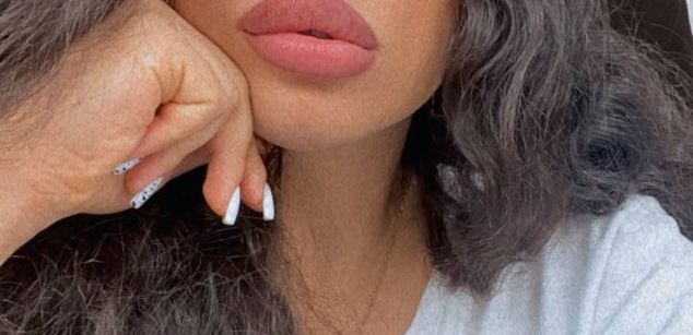 Model - Amelia fingering