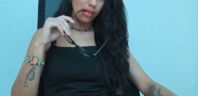 Model - Giannina Mason handjob