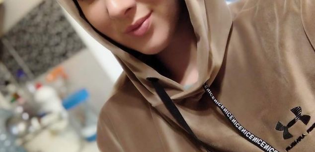 Model - CrownCarol feet