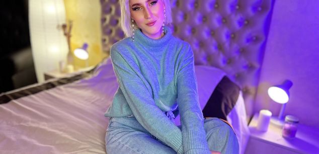 Model - Daniella blondie