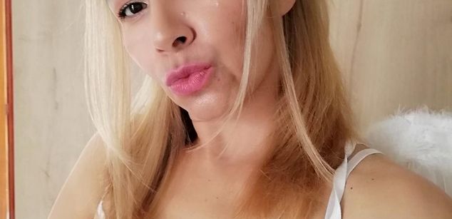 Model - Shophia Anderson asian