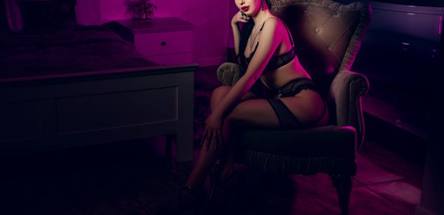 Model - SkylarSpark brunette