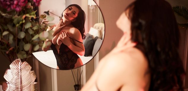 Model - OliviaSway kinky