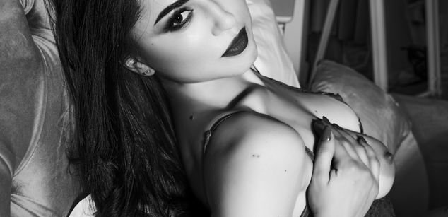 Model - OliviaSway kinky