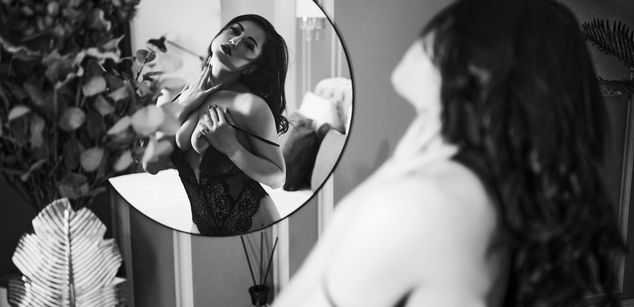 Model - OliviaSway kinky