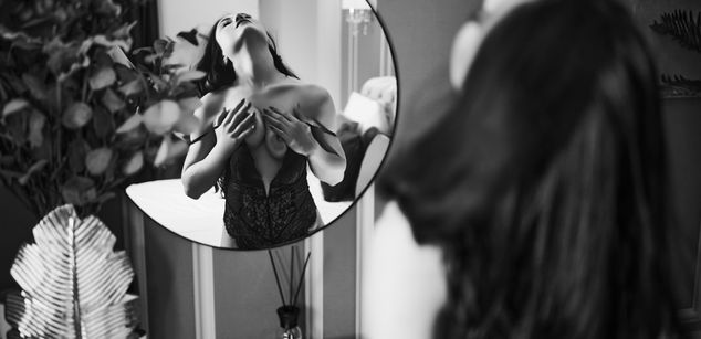 Model - OliviaSway kinky