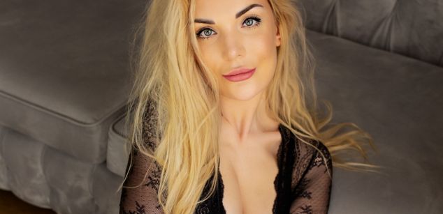 Model - AULORA highheels