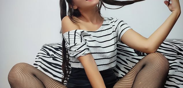 Model - AllieRousse feet