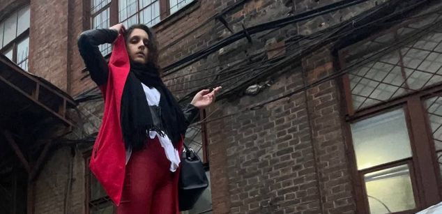 Model - Nessa Grid slim