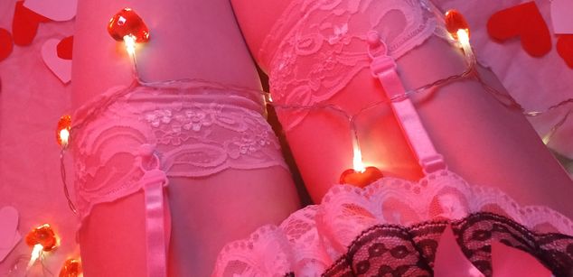 Model - AmyRose69 feet