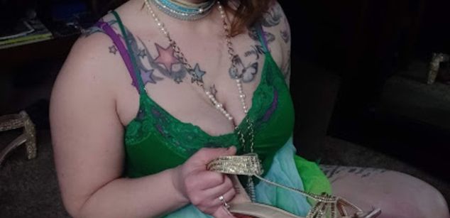 Model - Shannon Smokes milf