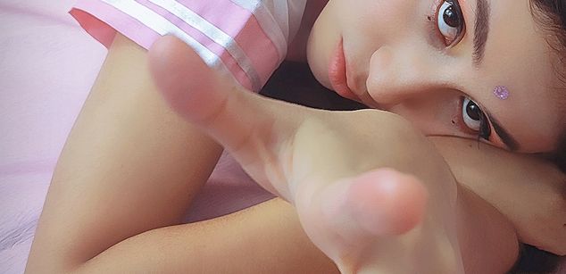 Model - AllieRousse feet