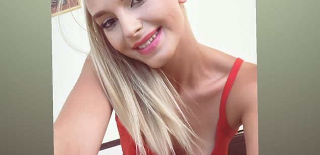 Model - Ellie Bloom dildo