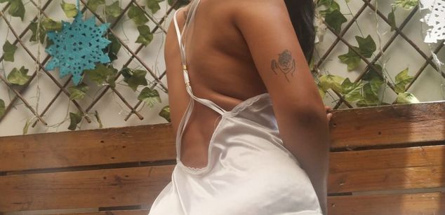 Model - Sara Valencia Villa natural