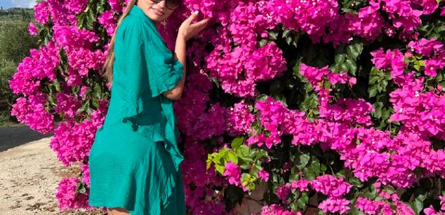 Model - LizzieGrey pantyhose