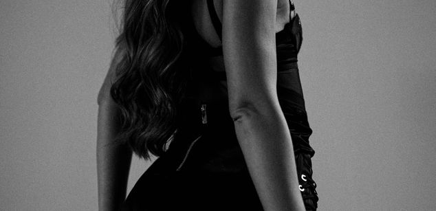 Model - LizzieGrey pantyhose