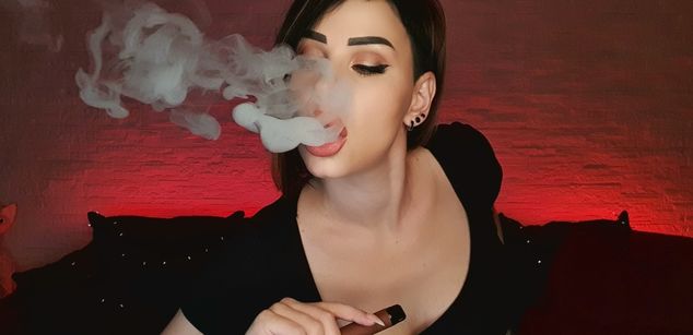 Model - AnnaLu strapon