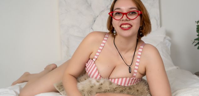 Model - PreggyLily footjob