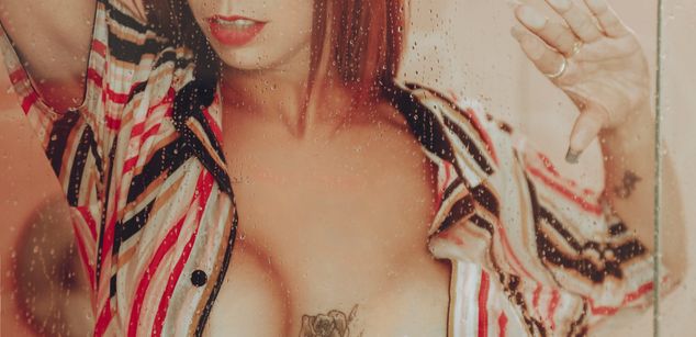 Model - Zinnia Mosley bigboobs