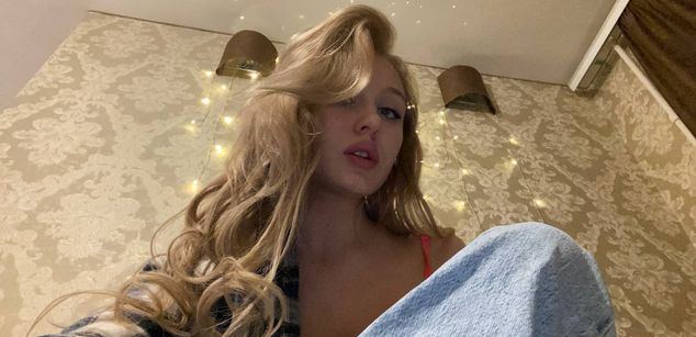 Model - Emelia Bounty joi