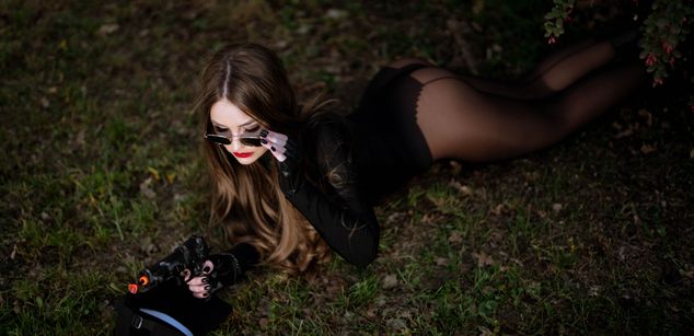 Model - LizzieGrey pantyhose