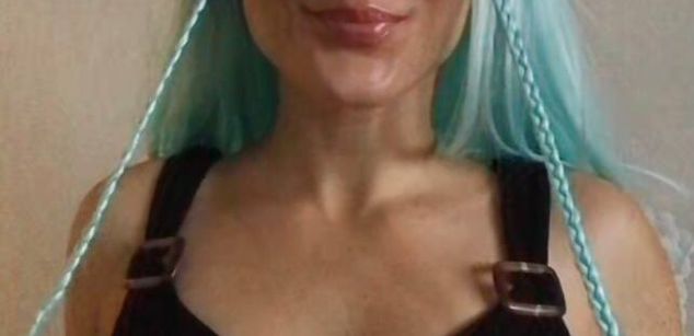 Model - Vivi fingering