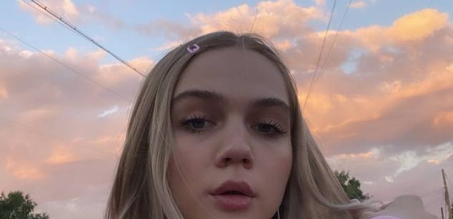 Model - KellyReddies Blonde