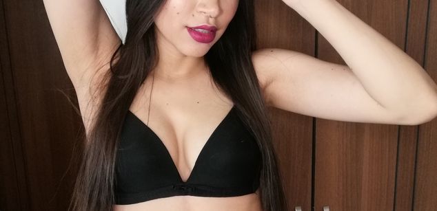 Model - V-up Yor latina