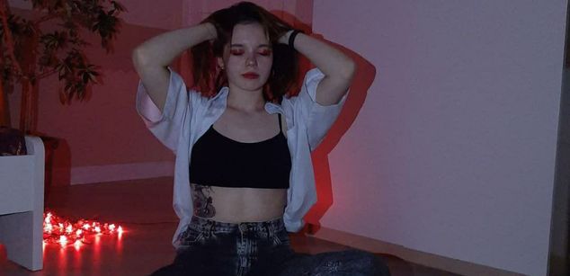 Model - Roxi  Jess fingering