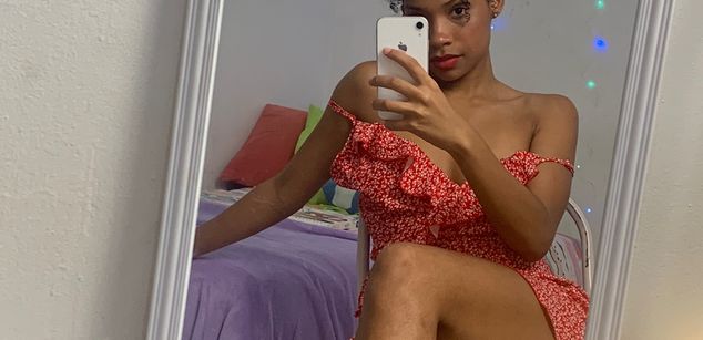 Model - Renell aiston cameltoe