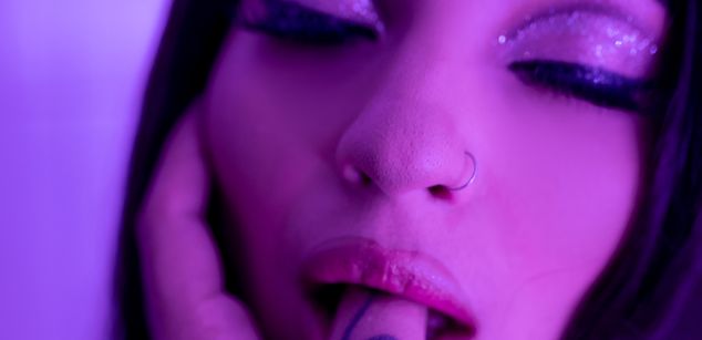 Model - AbbieRhondes fingering