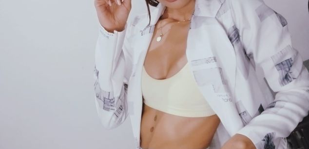 Model - Mia miller skinny