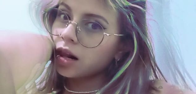 Model - EvelynMiller Dildozoom