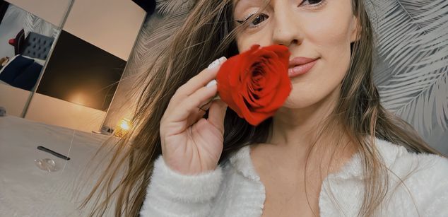 Model - ALEXIA CAGE oil