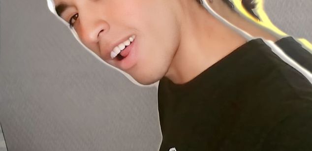 Model - Giorgiand gates escupir