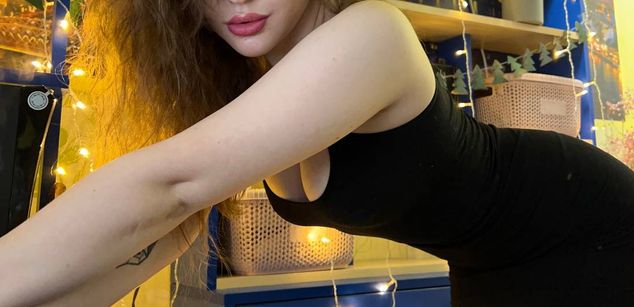 Model - Mari longnails