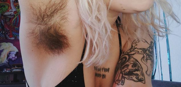 Model - Olive Cum feet