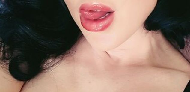 Model - Dalia Lavish squirt