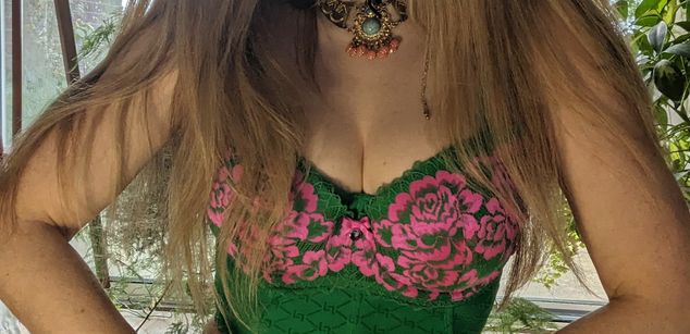 Model - Rosie Morrell Sex Therapist LovesPerforming