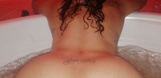 Model - Violeta Bolton feet