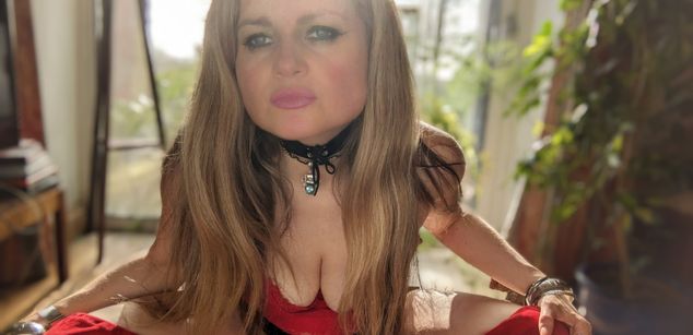 Model - Rosie Morrell Sex Therapist LovesPerforming