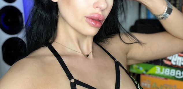 Model - Maxi Lipz findom