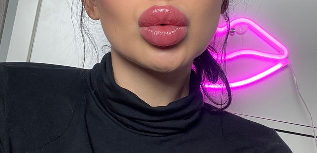 Model - Maxi Lipz findom