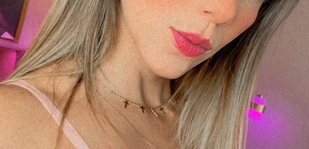 Model - LindsaySummer squirt