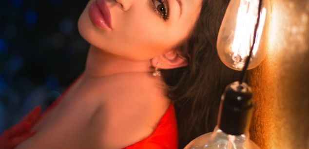 Model - Dalia Lavish squirt