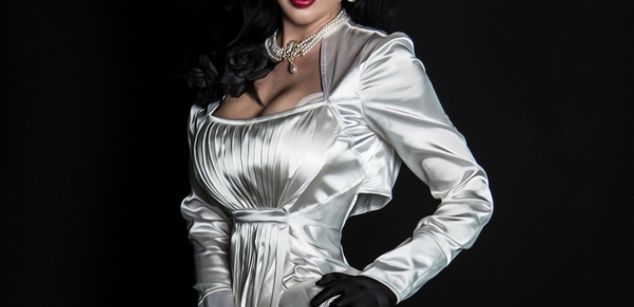 Model - Dalia Lavish squirt