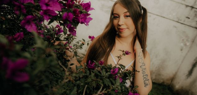 Model - Alisson Royce footshow