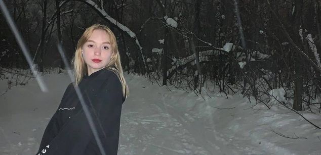 Model - AnneleeOwn Blonde